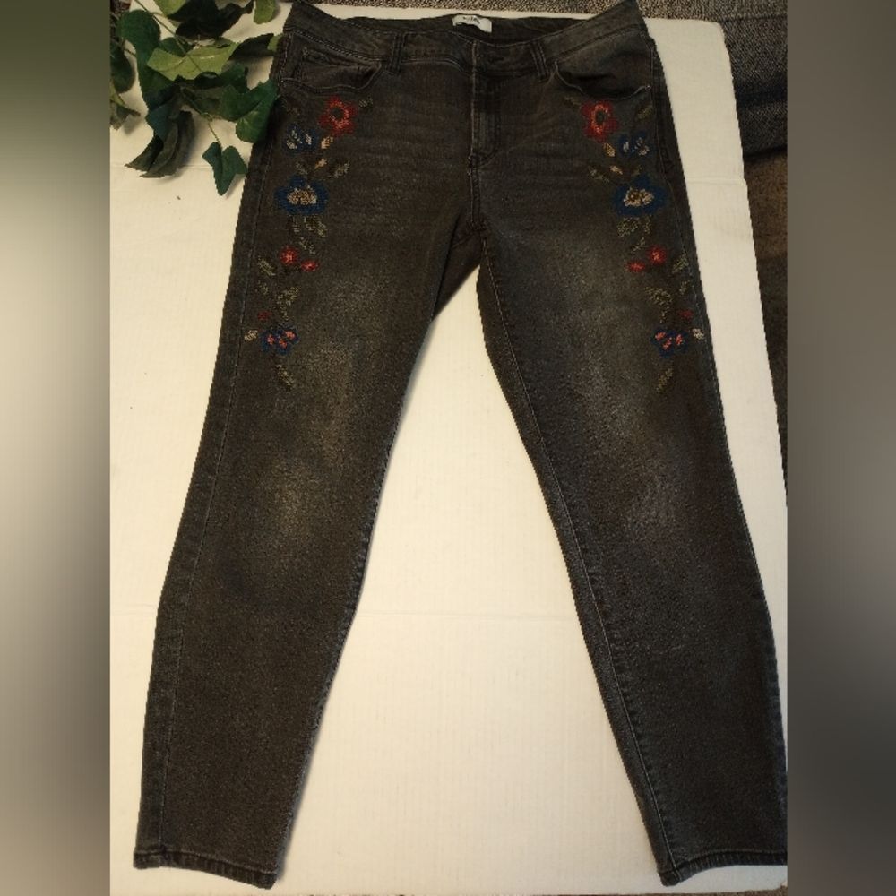 Kensie embroidered faded black skinny jeans, size 12/31 (10)